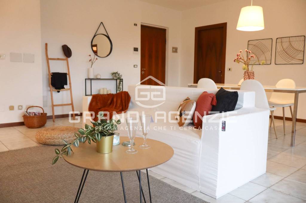 Elegante quadrilocale con terrazzo ai Navigatori