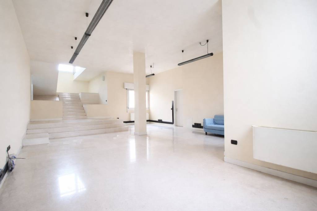 Splendido loft su due livelli con finiture di lusso, terrazzo, posti auto