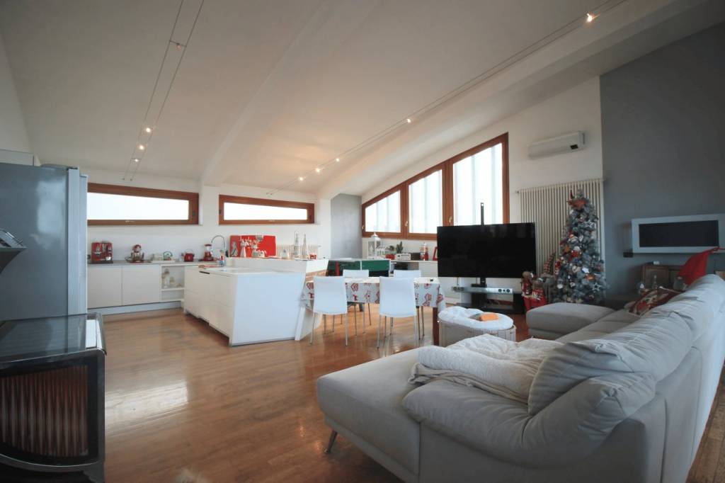 VIALE VERONA – Attico tricamere biservizi con terrazze e due garage doppi