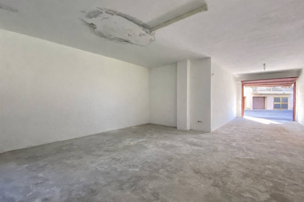SANTA BERTILLA – Garage triplo / Ampio magazzino al piano terra