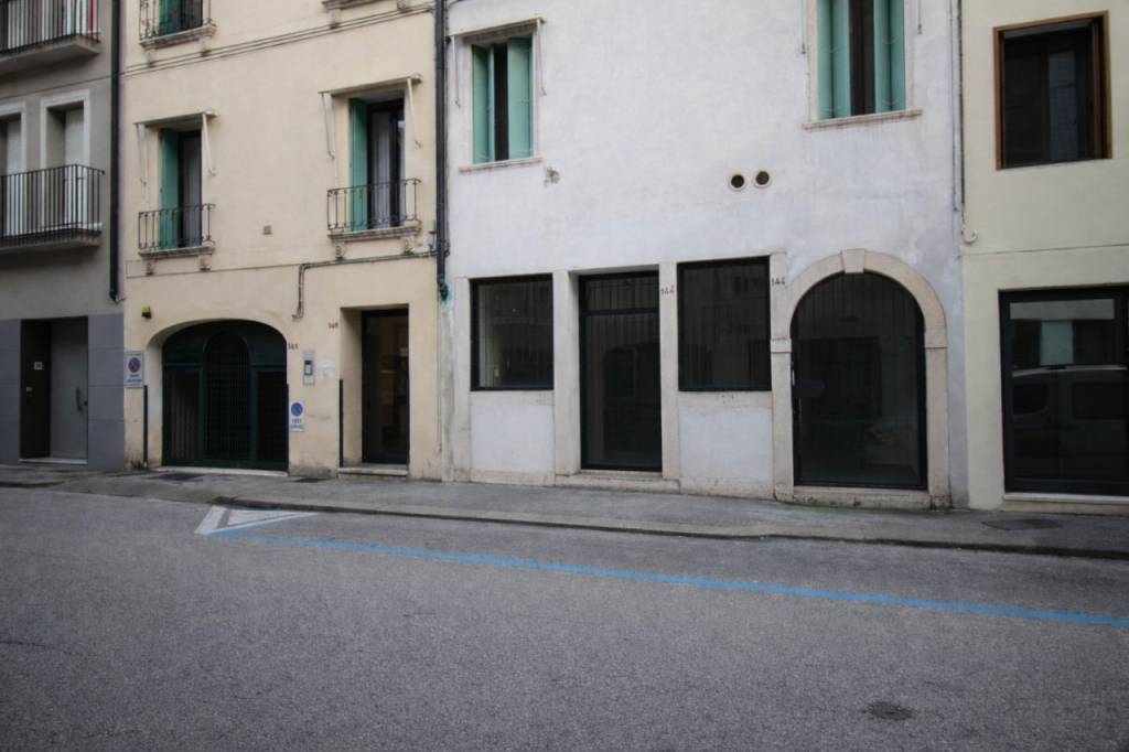 BORGO SANTA LUCIA – Negozio vetrinato fronte strada