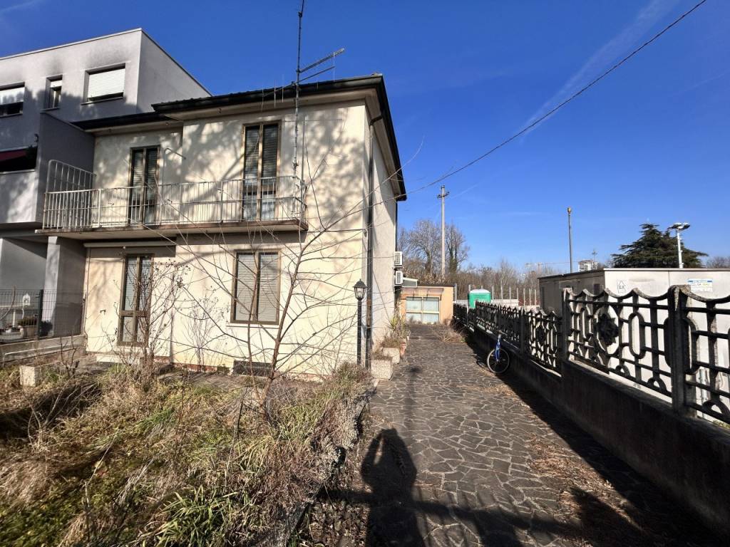 FERROVIERI – Casa indipendente da ristrutturare con giardino