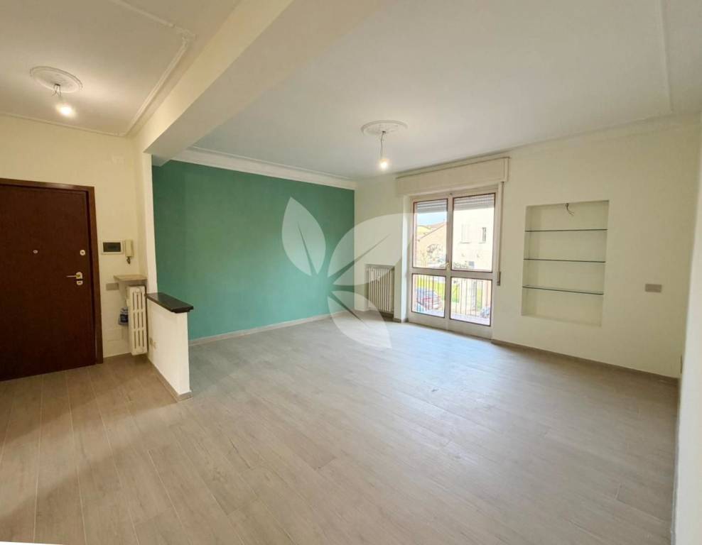 Trilocale RISTRUTTURATO! Con 3 balconi e garage a parte.