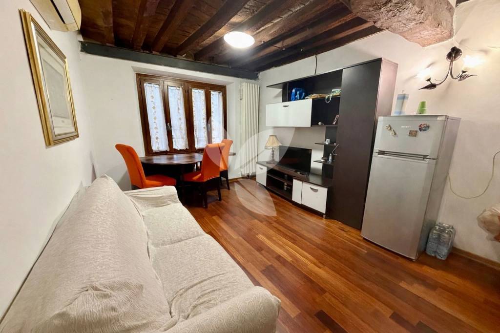 Pratico bilocale in stile rustico, con cantina e posto auto.