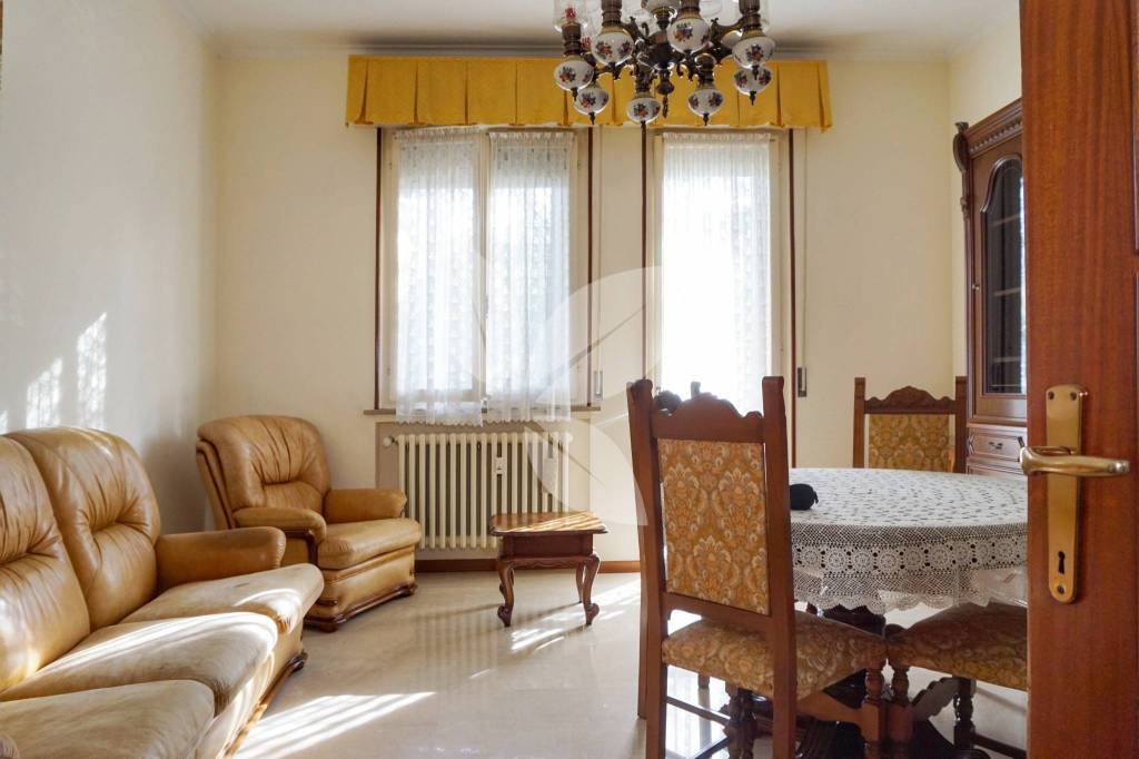 Ampio trilocale con balcone abitabile, cantina e garage.