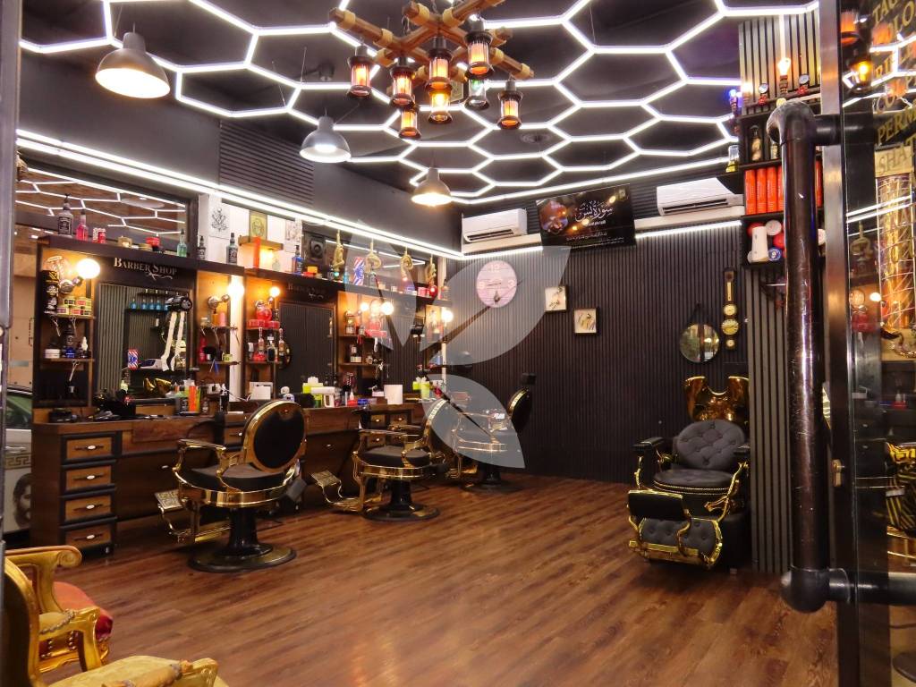 Centro storico: negozi con attività commerciale.