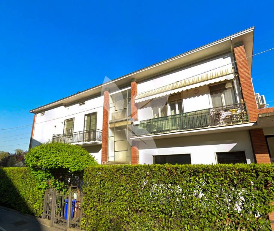 Trilocale ristrutturato e arredato con cantina e garage.