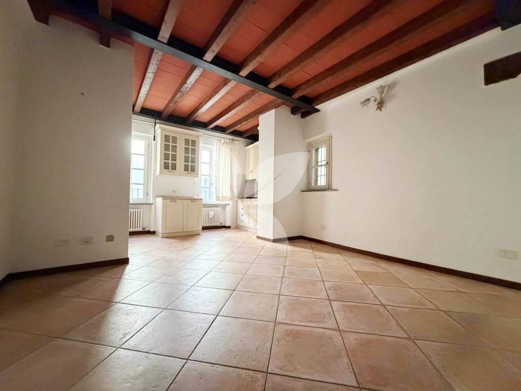 Ampio e pratico monolocale venduto arredato di cucina.