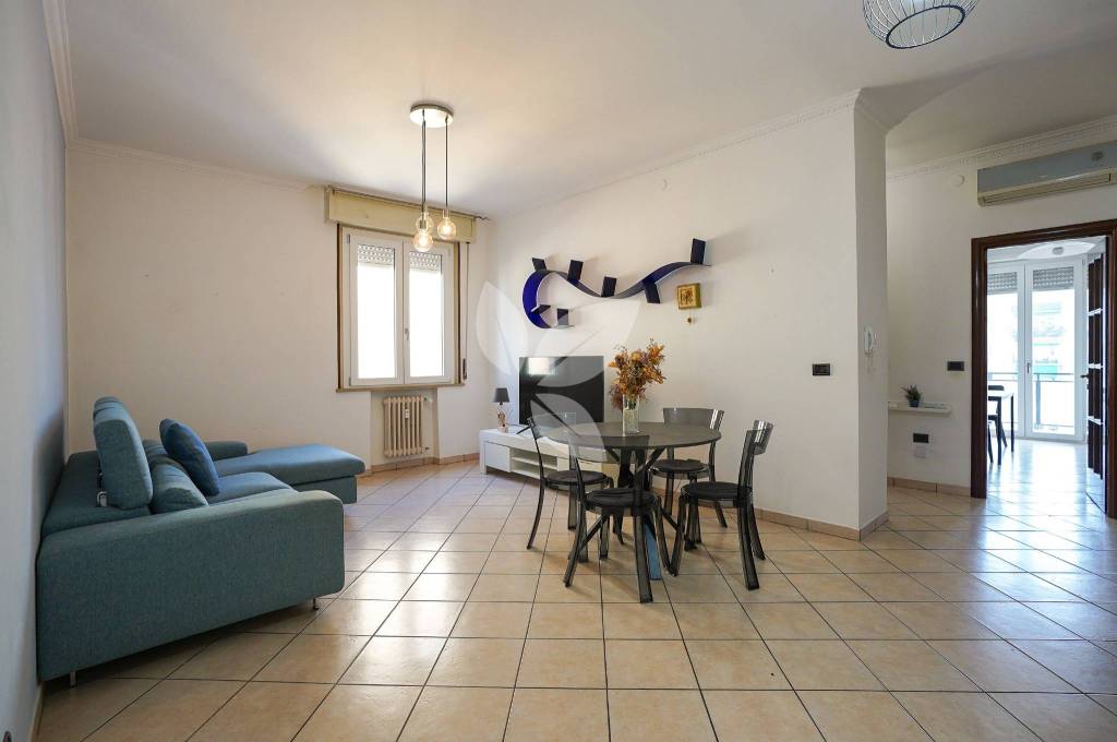 Trilocale con doppi servizi, ampio balcone, cantina e garage