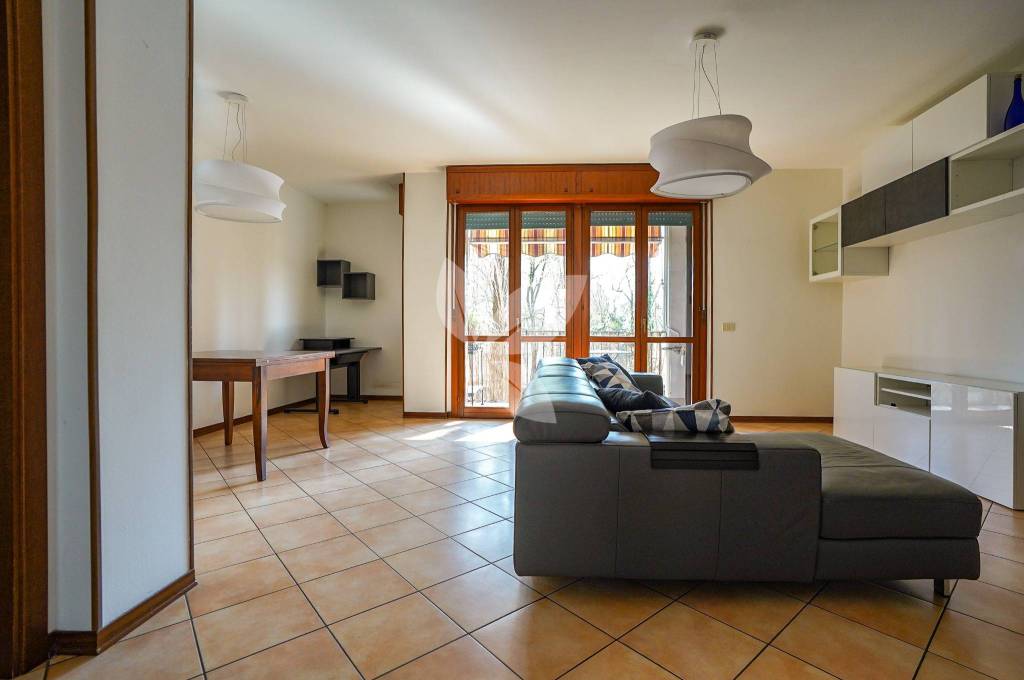 Ampio e luminoso quadrilocale completo di cantina e garage.