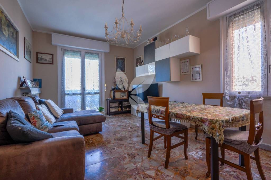 Trilocale luminoso, ristrutturato con tripli e con garage!