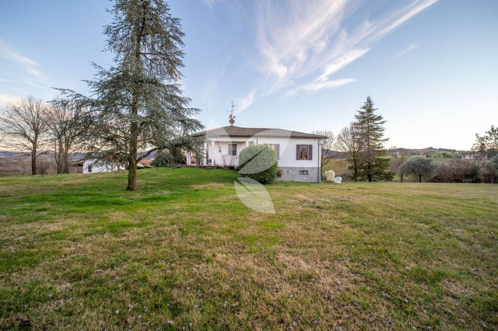 La villa dei tuoi sogni immersa nel verde