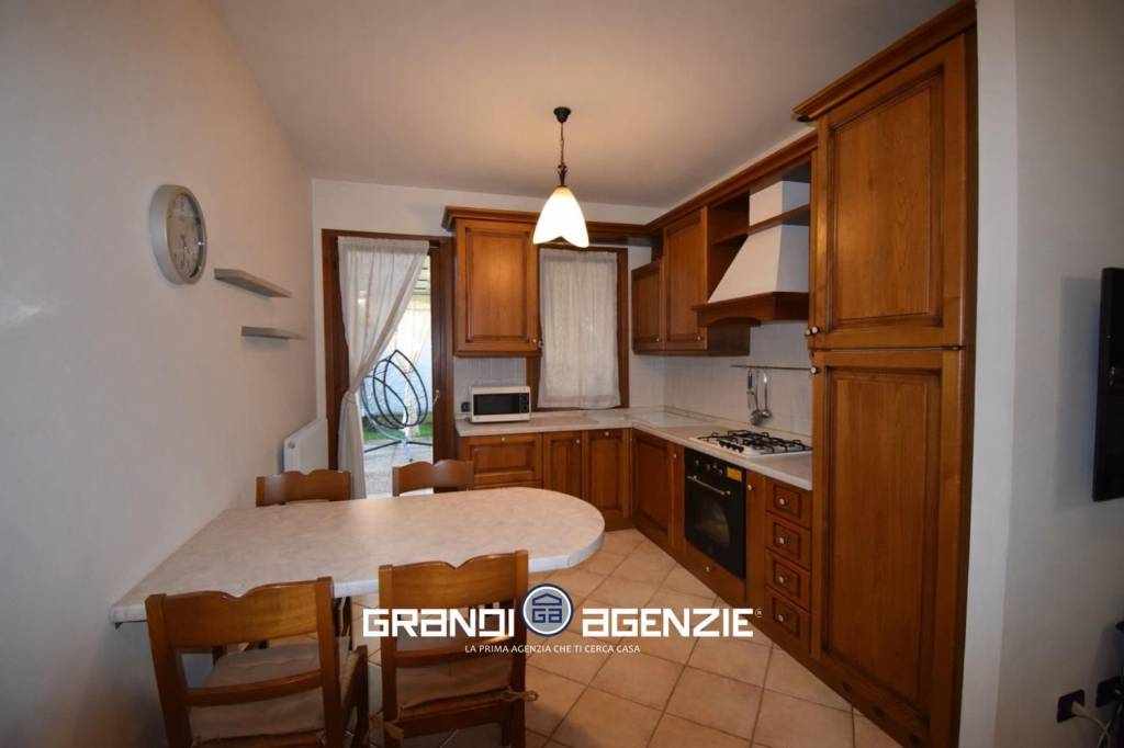 STUPENDO PIANO TERRA CON GIARDINO