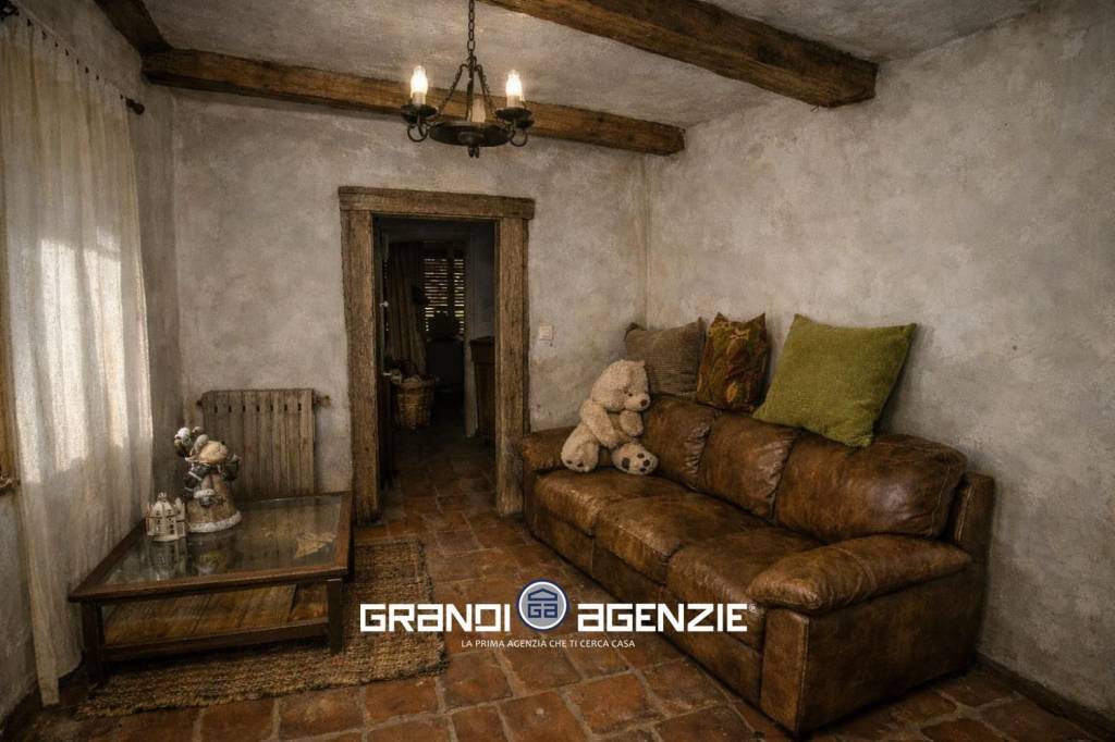 Ampia casa da rinnovare con terreno esclusivo