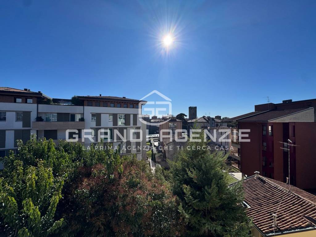 APPARTAMENTO LIBERO DA MOBILI