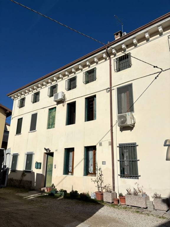 STRADA PADANA VERSO PADOVA – Midi appartamento con posto auto scoperto