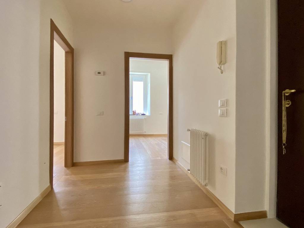 ZONA STADIO – Bicamere ristrutturato a nuovo con terrazzo, cantina e due posti auto