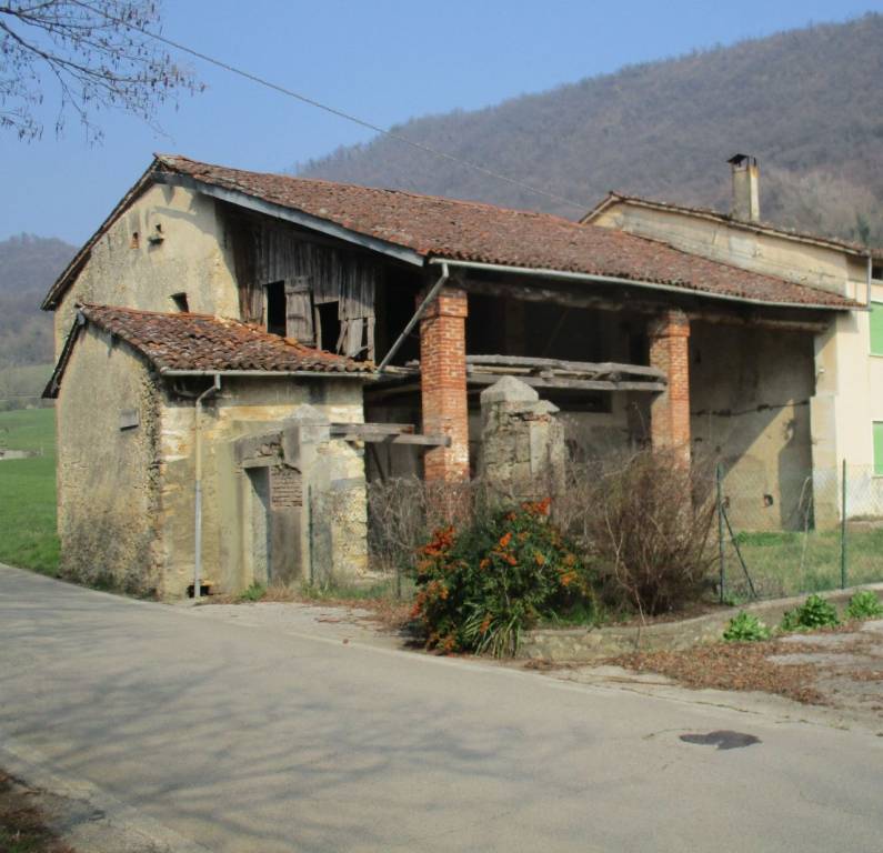 CASTELGOMBERTO – Porzione di barchessa da ristrutturare con giardino esclusivo