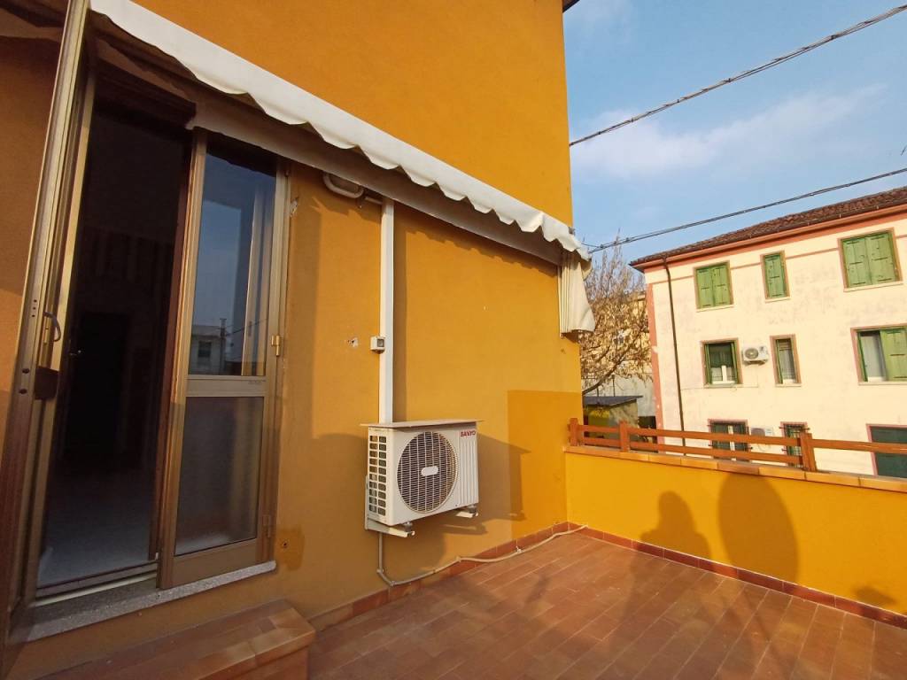 SAN BORTOLO – Grazioso tricamere con garage e cantina