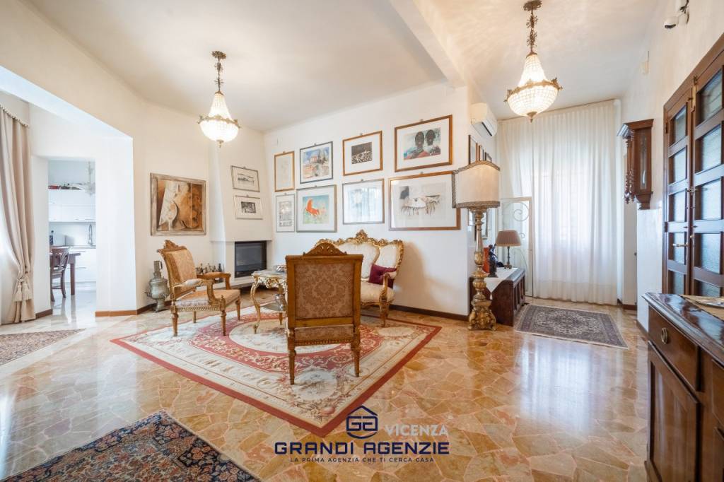 CENTRO STORICO – Elegante appartamento con terrazza panoramica, garage e posto auto