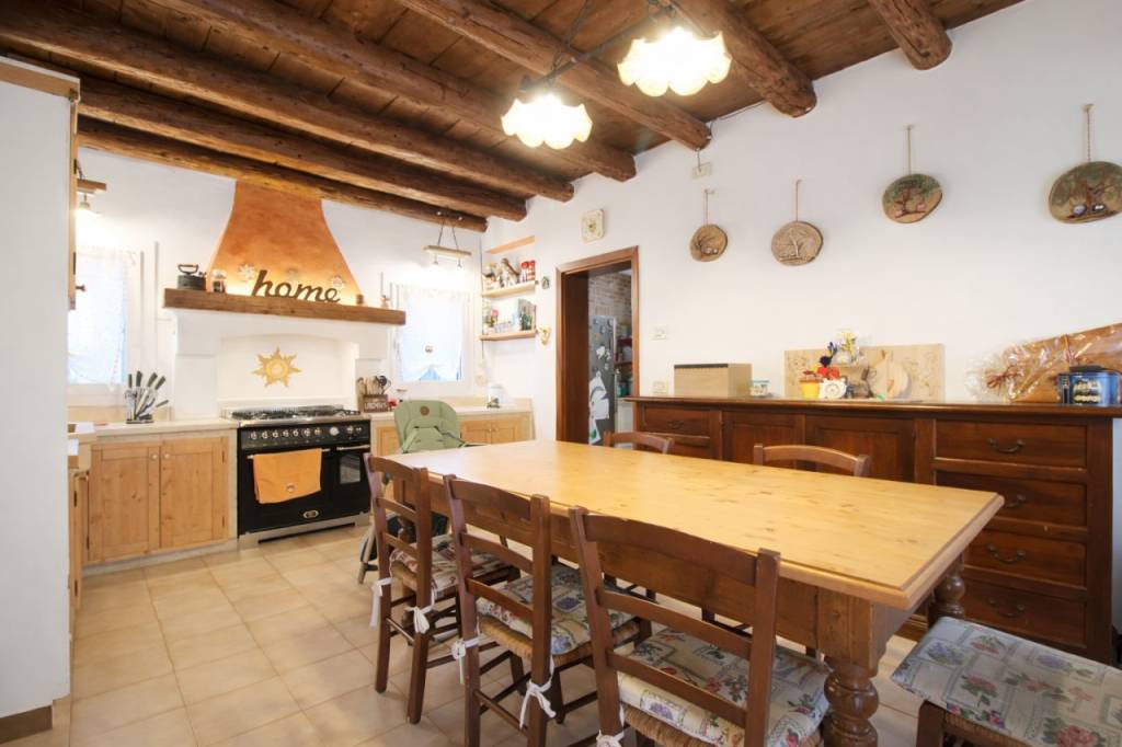 Terracielo di grandi dimensioni con garage e negozio, completamente ristrutturata