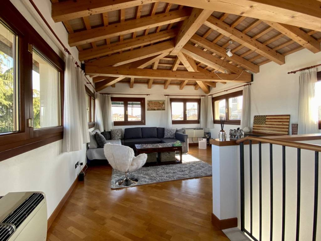 CENTRO STORICO – Appartamento quadrilocale all’ultimo piano con altana