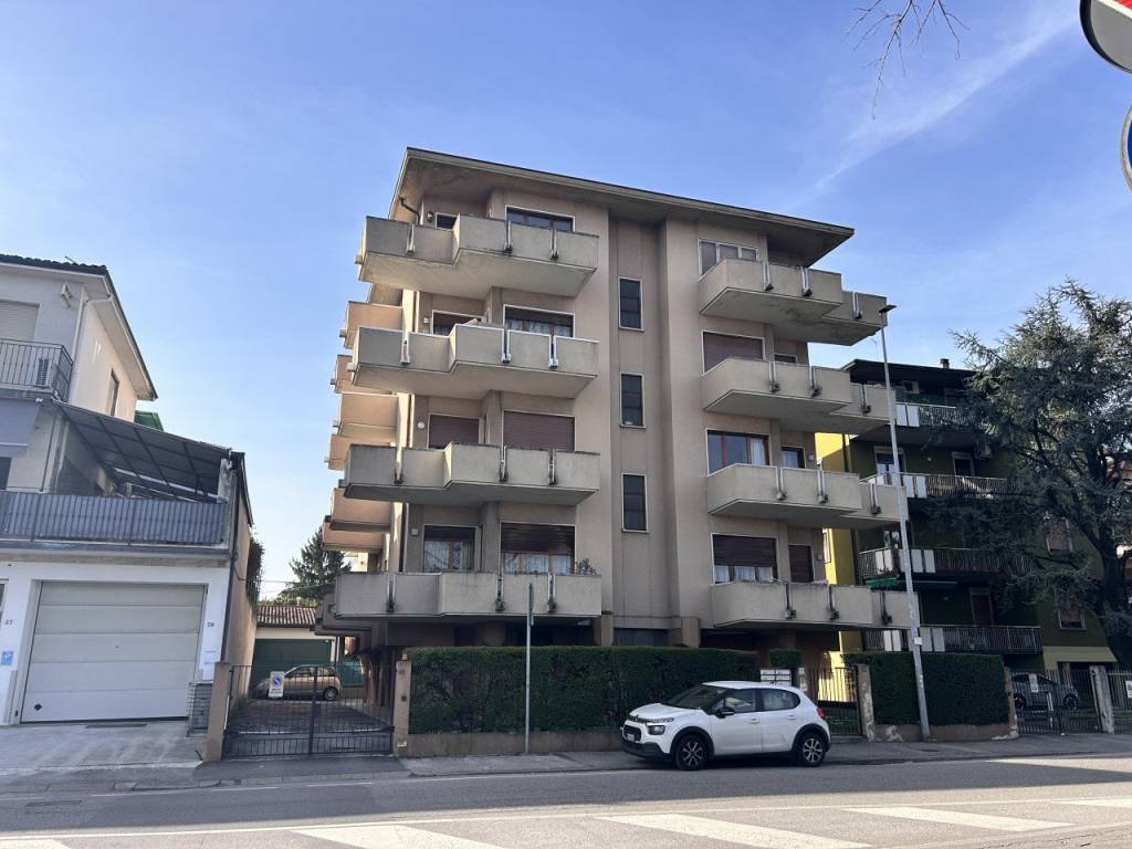 SAN BORTOLO – Appartamento tricamere al quarto e ultimo piano con garage e terrazze