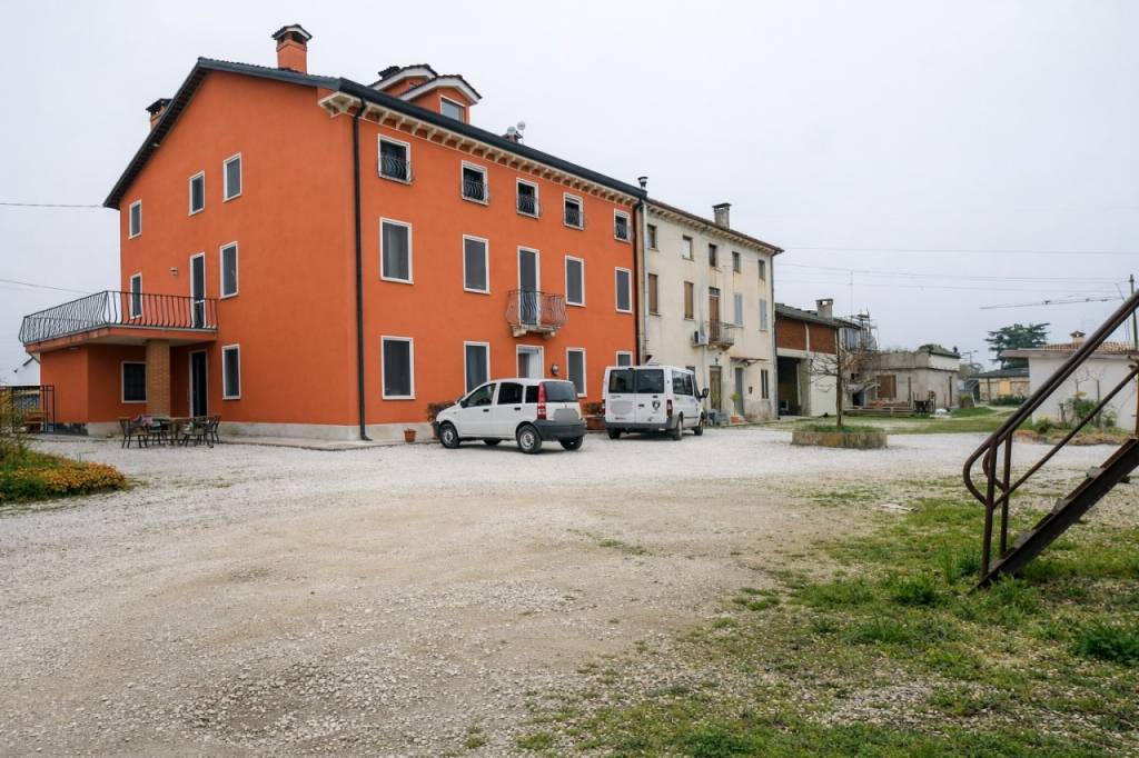 ISOLA VICENTINA – Ampio appartamento duplex con garage doppio e giardino