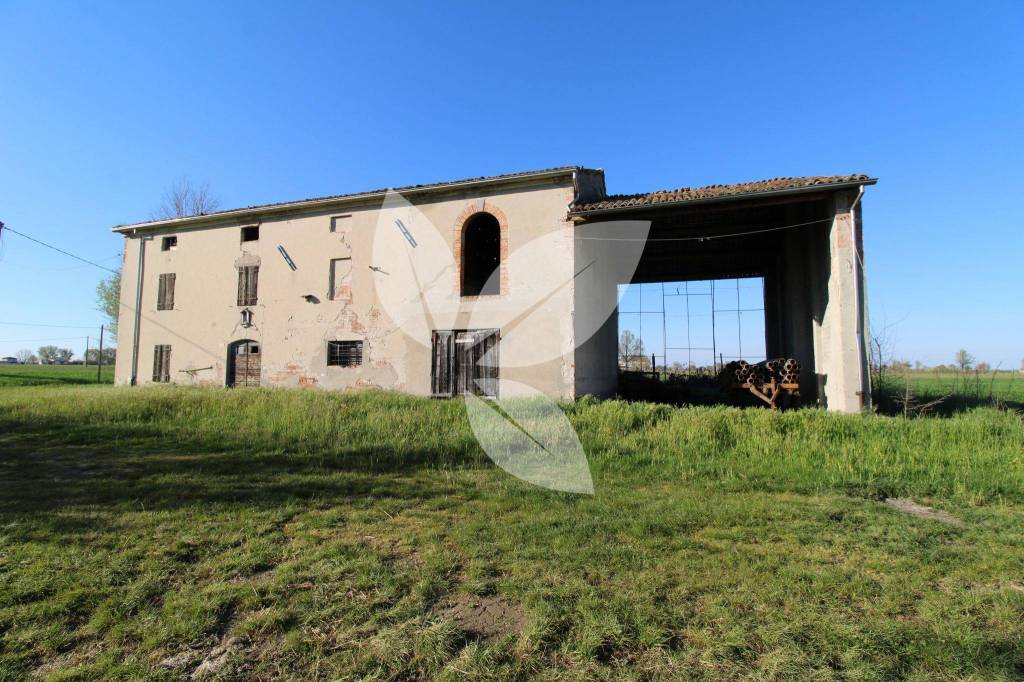 Indipendenza totale: rustico da ristrutturare con parco