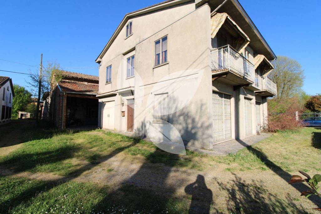 Casa indipendente con capannone e casette rurali