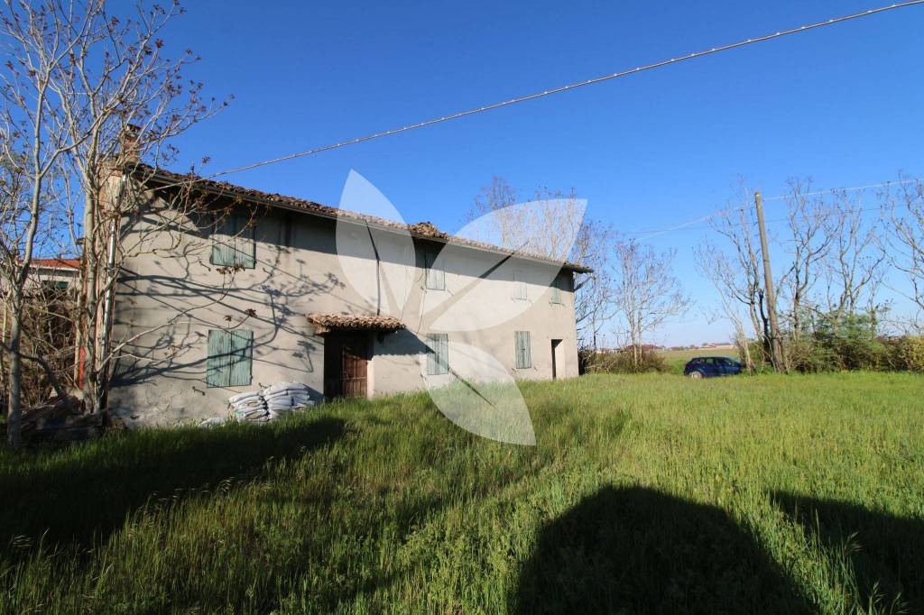 Villa anni ‘30 con giardino di 1.500 mq, da ristrutturare.