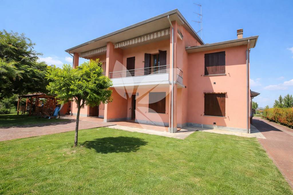 SORAGNA: APPARTAMENTO IN BIFAMILIARE SPAZIOSO E TRANQUILLO