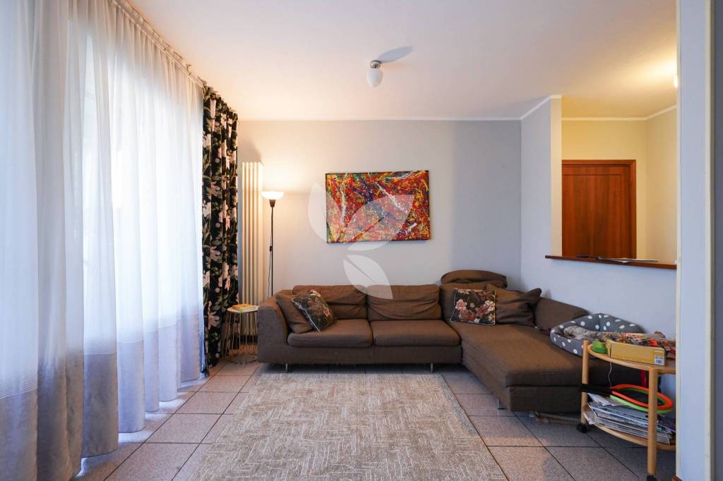 Quadrilocale con garage e balconi a Corcagnano.