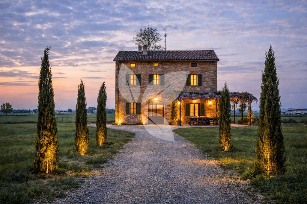 Colorno: rustico storico su ampio terreno