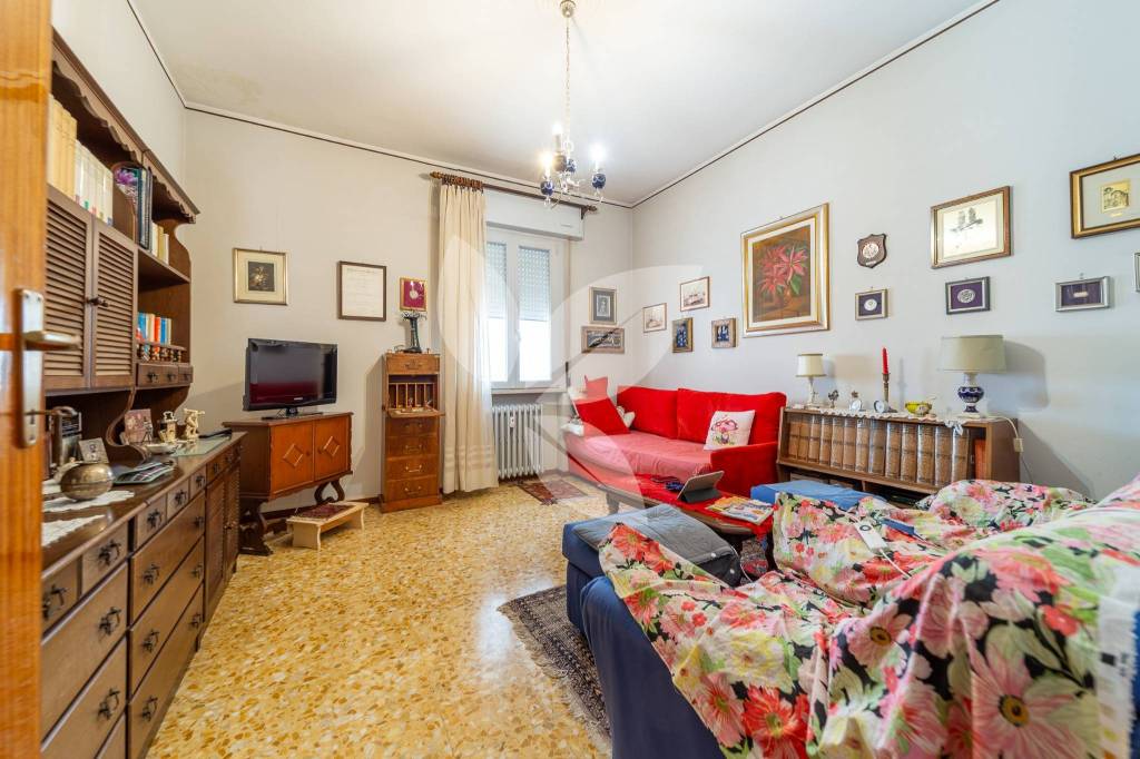 SI VENDE NUDA PROPRIETÀ Trilocale con balcone, cantina e box