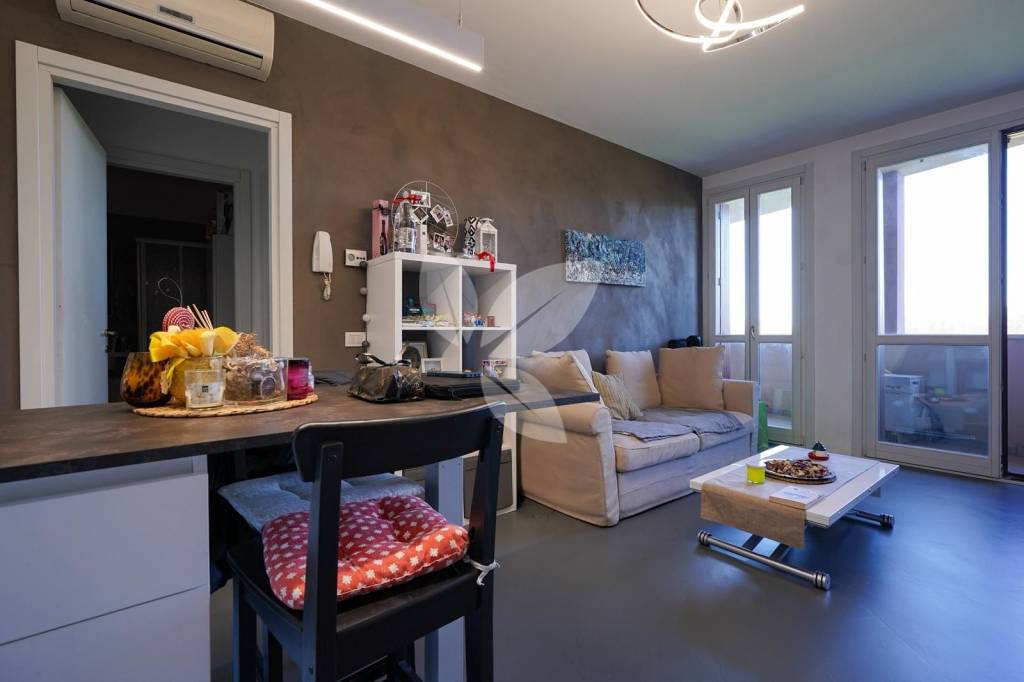 Luminoso bilocale con cantina e ampio garage. Loc. Gaione