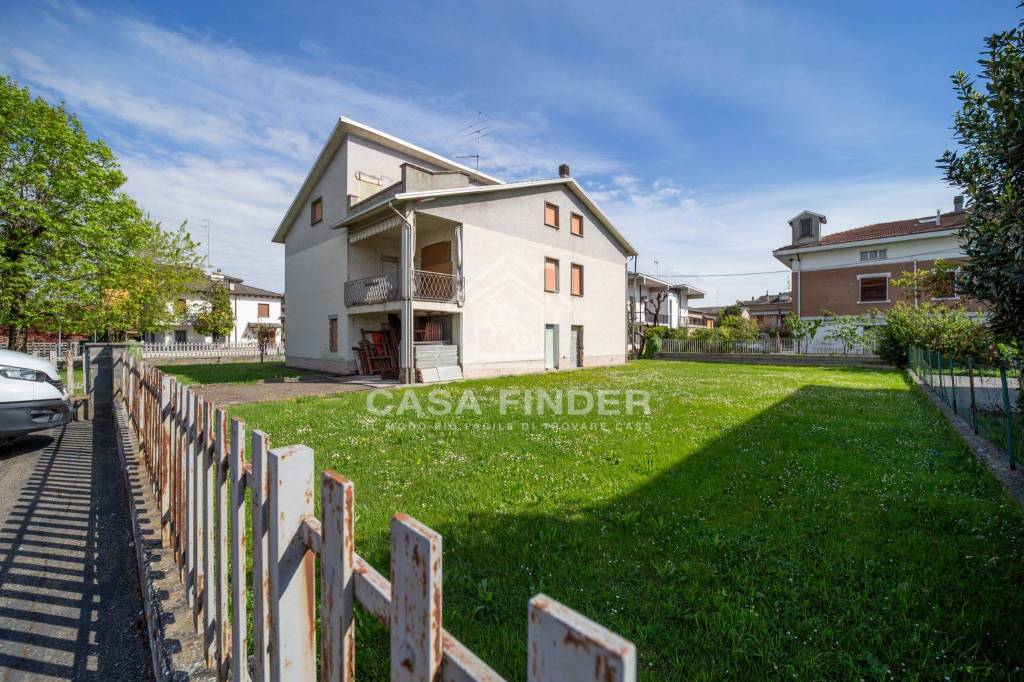 VILLA UNIFAMILIARE AL GREZZO CON GIARDINO PRIVATO