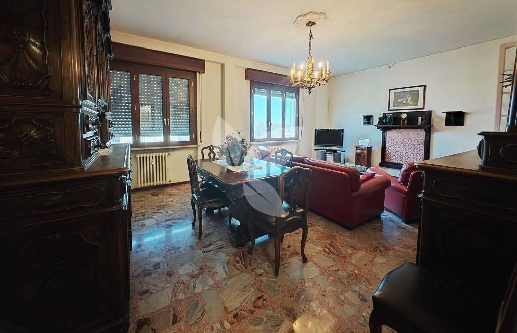 Spazioso trilocale con balcone panoramico. A REDDITO!