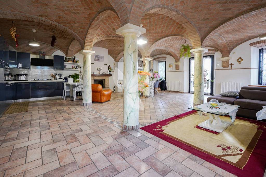 Ampio rustico in trifamiliare con giardino e garage