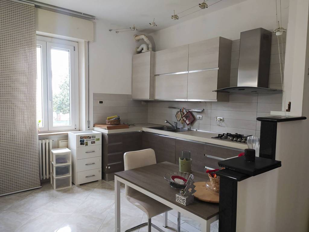 QUADRILOCALE ARREDATO CON CANTINA. PRONTO PER ESSERE ABITATO