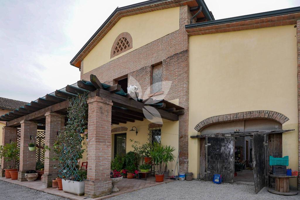 Porzione di rustico su 2 livelli con giardino e garage.