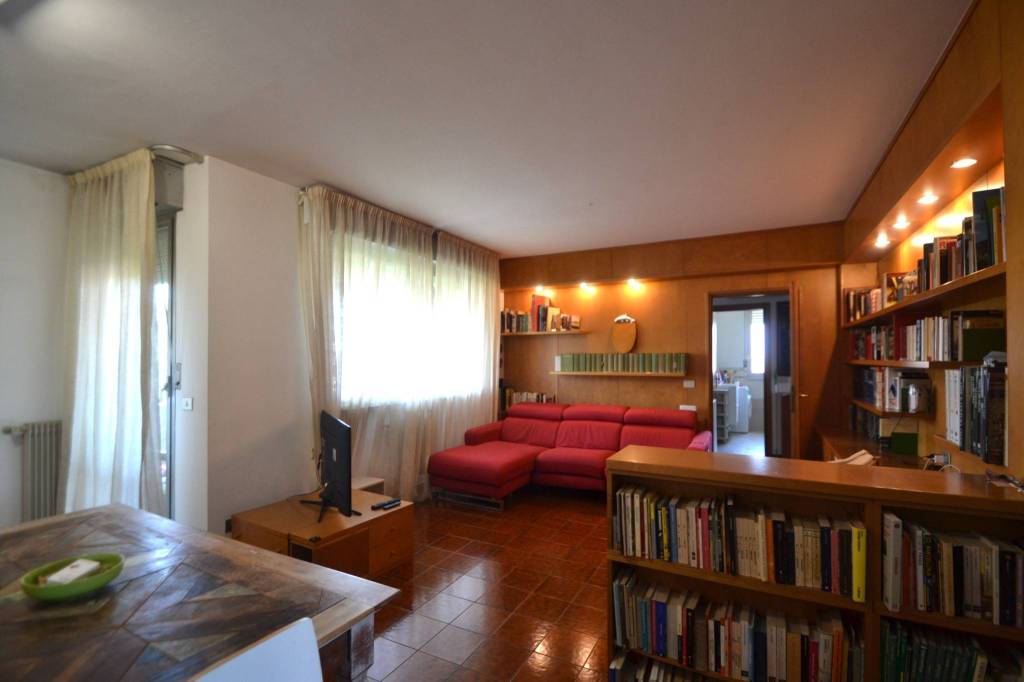 Quadrilocale con doppi servizi e balcone. Zona Ospedale!