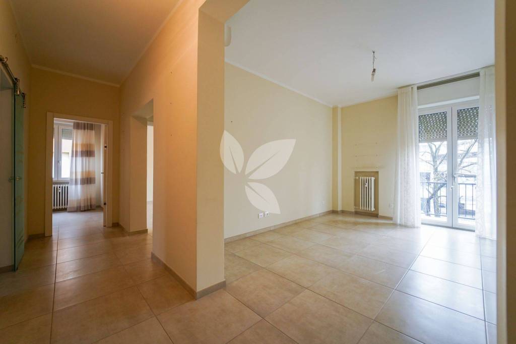 Luminoso trilocale ristrutturato e completo di garage.