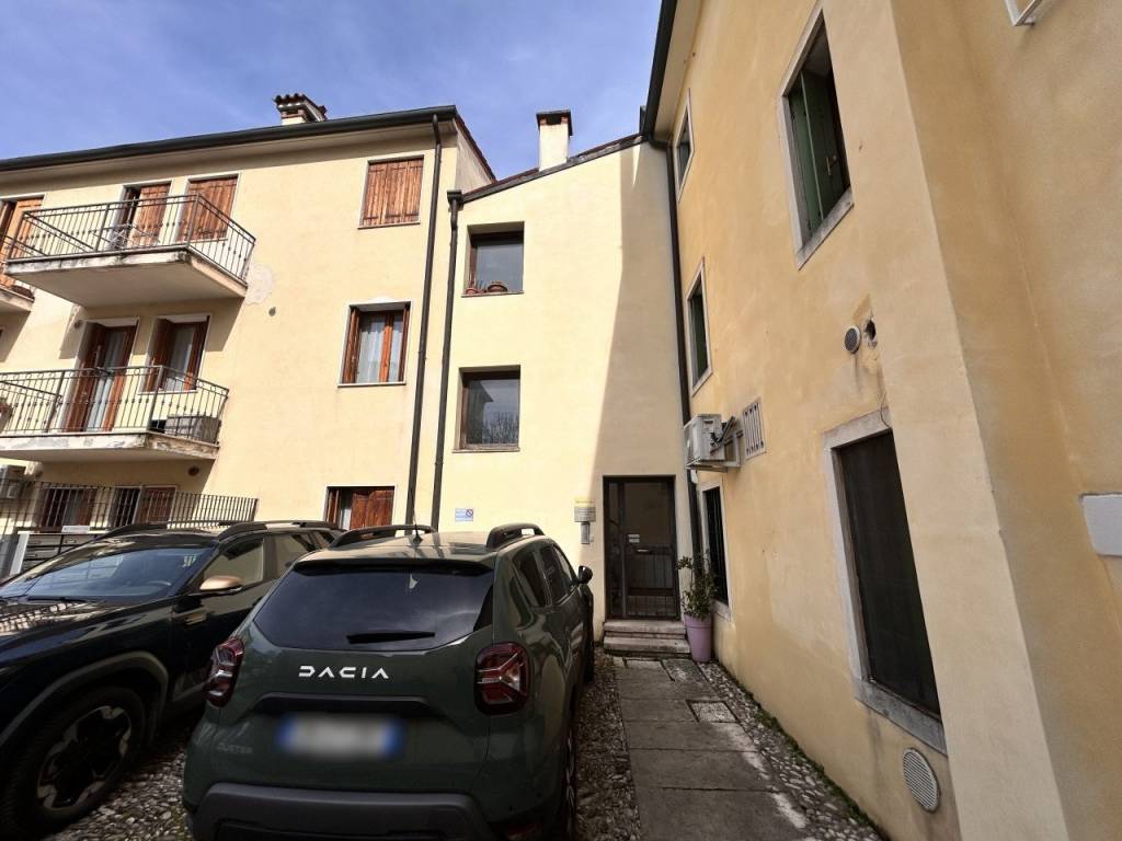 SAN FELICE – Bicamere duplex, all’ultimo piano, con terrazze e posto auto
