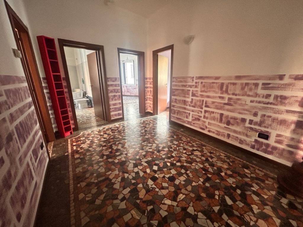 CENTRO STORICO – Ampio bicamere signorile al secondo e ultimo piano