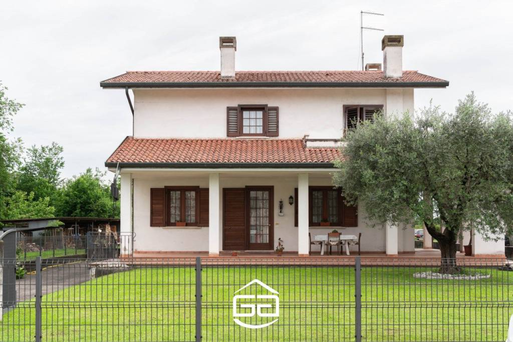 BOLZANO VICENTINO – Elegante bifamiliare con ampio giardino e spazi generosi