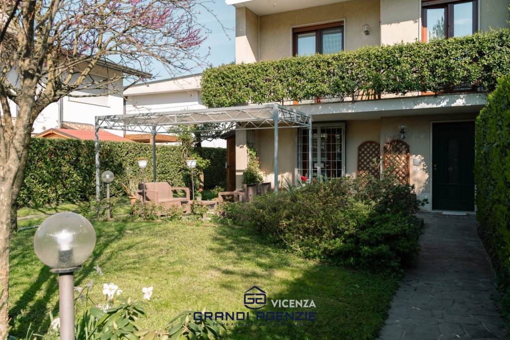 OSPEDALETTO – Abitazione affiancata con ampio giardino privato