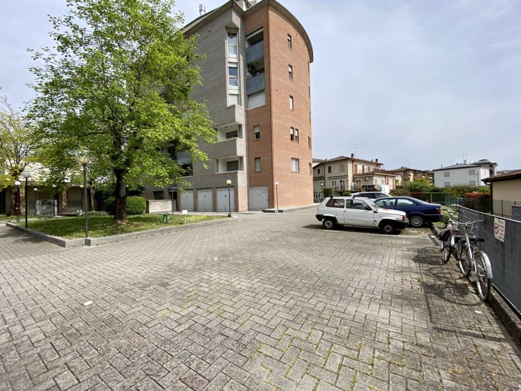 CATTANE – Grazioso mini con terrazzo e garage