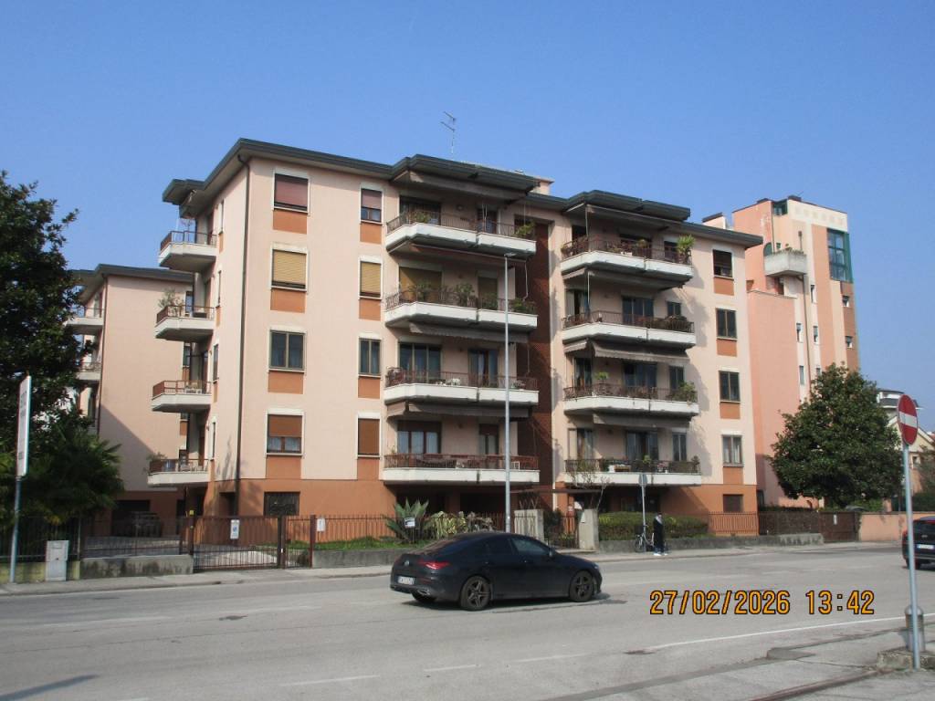 ZONA OSPEDALE – Bicamere arredato con terrazze e garage singolo