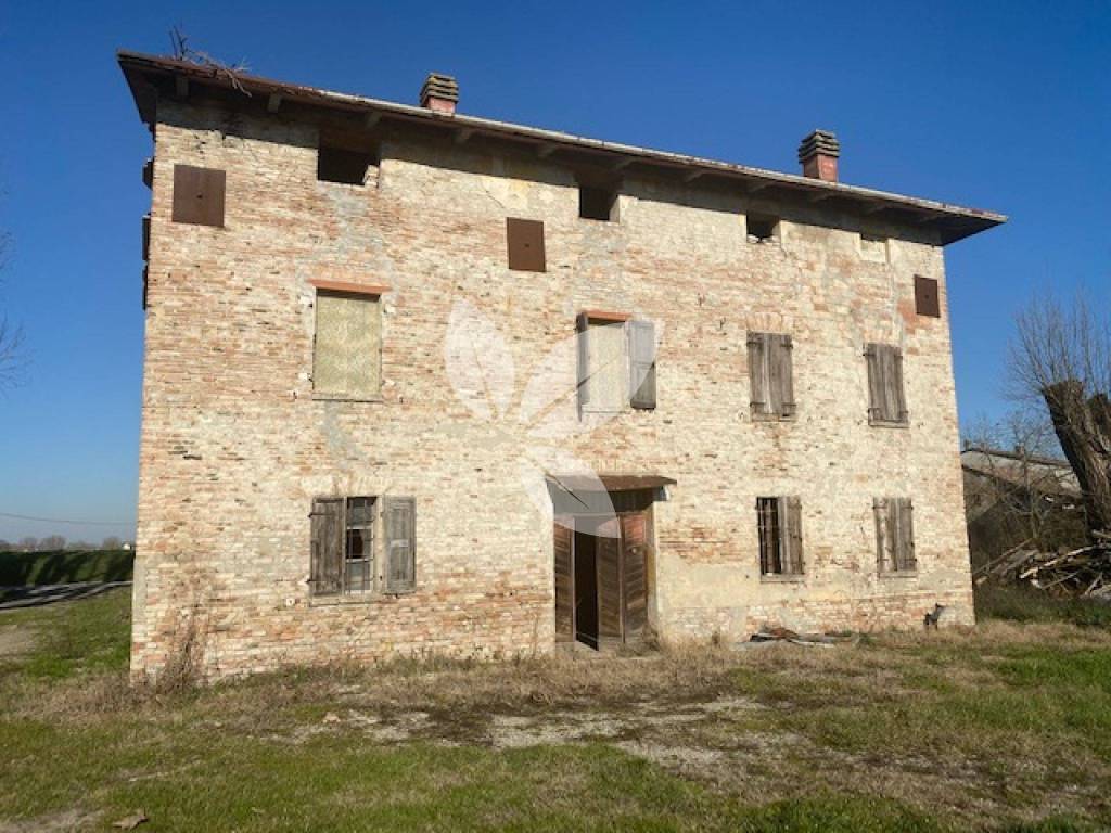 Rustico da Ristrutturare con ampio giardino